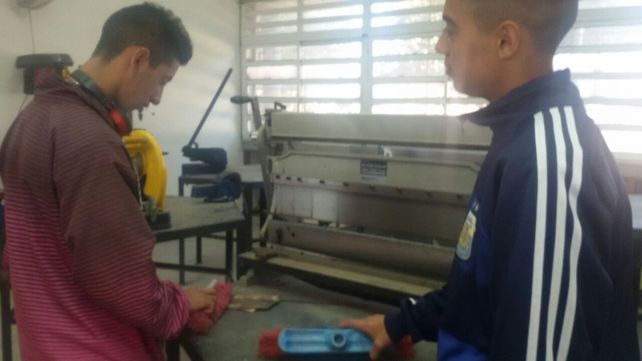 Cabaña Leiva: estudiantes secundarios ponen manos a la obra para embellecer su escuela