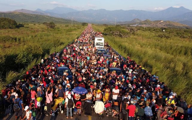 Migrantes participan en una caravana rumbo a la Ciudad de México.