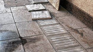 Santa Fe: cambiaron baldosas podotáctiles que habían puesto al revés.