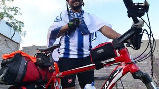 Un hincha viajó mil kilómetros en bicicleta para ver el ascenso de su equipo