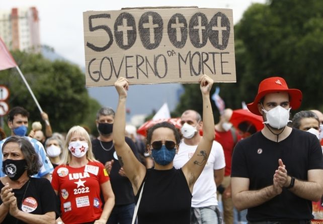 Multitudinarias marchas en Brasil el día que llegó a las 500 mil muertes por coronavirus