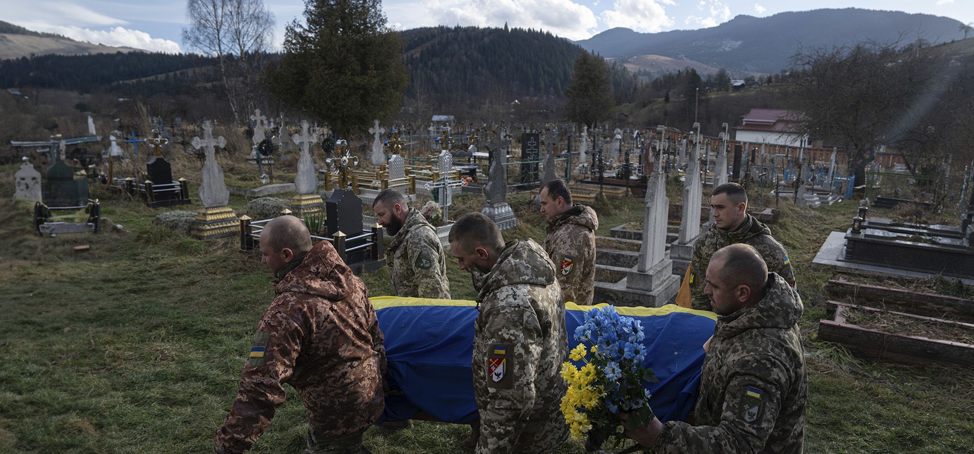 Militares ucranianos llevan el ataúd de su camarada Vasyl Boichuk, quien fue asesinado en Mykolayiv, durante su ceremonia fúnebre en el cementerio de la aldea de Iltsi, Ucrania, el martes 26 de diciembre de 2023. (Foto AP/Evgeniy Maloletka) Militares ucranianos llevan el ataúd de su camarada Vasyl Boichuk, quien fue asesinado en Mykolayiv, durante su ceremonia fúnebre en el cementerio de la aldea de Iltsi, Ucrania, el martes 26 de diciembre de 2023. (Foto AP/Evgeniy Maloletka)