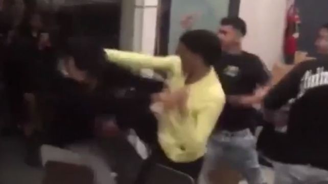 La pelea se produjo en un local de comidas rápidas de avenida Pellegrini y Corrientes. (Foto: captura de video)