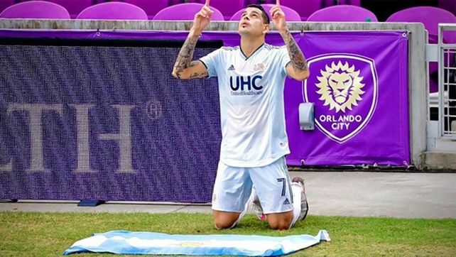 Gustavo Bou marcó dos goles en Estados Unidos y se lo dedicó a Diego Maradona.&nbsp;