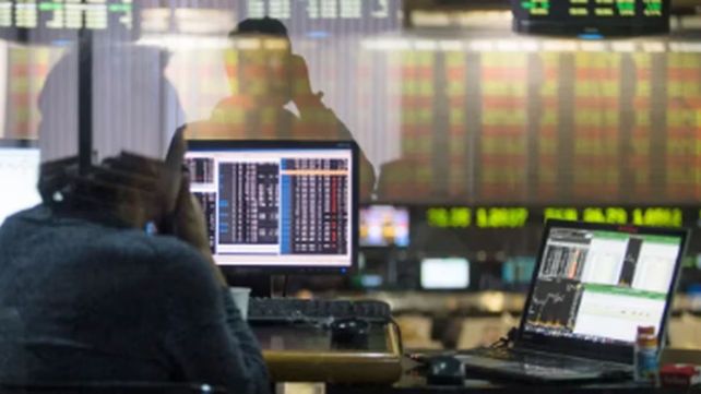 Malas señales del mercado: se ahondó la caída de las acciones y bonos, y volvió a subir el dólar blue