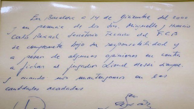 La servilleta donde Lionel Messi firmó su primer contrato con Barcelona.