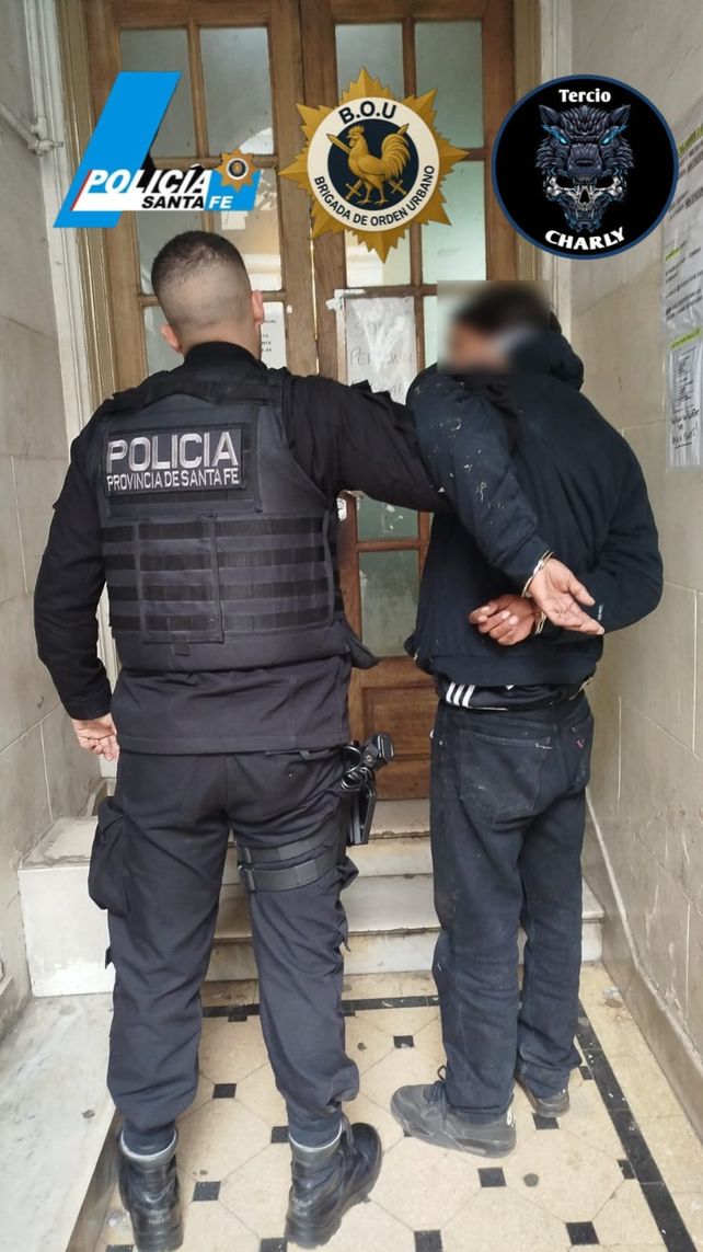 El cuidacoches fue trasladado a la comisaría segunda, y se le encontró entre sus pertenencias un cuchillo y 21.200 pesos en efectivo.