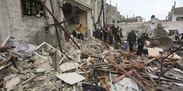 Ciudadanos palestinos observan la destrucción después de los ataques israelíes en Rafah