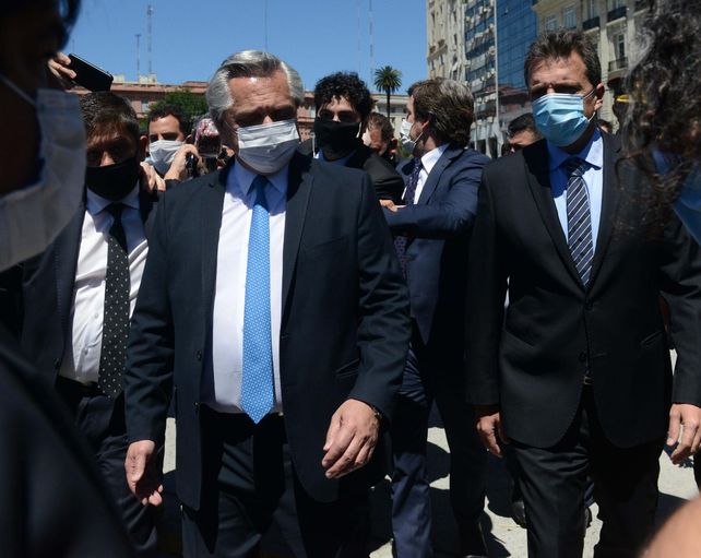 Alberto Fernández esta mañana caminando junto al diputado Sergio Massa.
