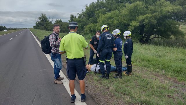 Un motociclista de 60 años debió ser asistido al caer sobre la cinta asfáltica en la Ruta Nacional 12