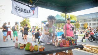 Se instalaron frente a la Casa de Gobierno. Reclaman más alimentos para los comedores y repudian el ajuste.