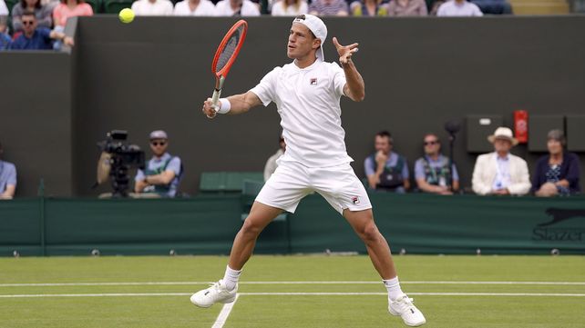 Diego Schwartzman devuelve ante el británico Broady. El británico lo venció tras tres horas y media de juego y lo eliminó.