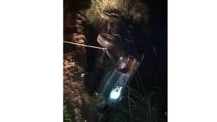 Conductor despistó y cayó a una alcantarilla con su auto