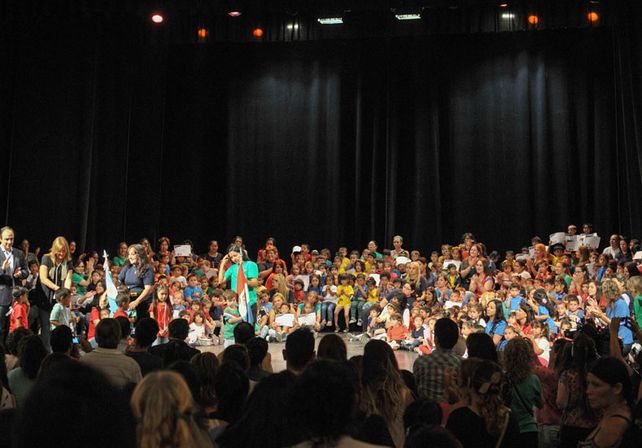 En un Teatro colmado, 360 chicos egresaron de los Jardines Municipales