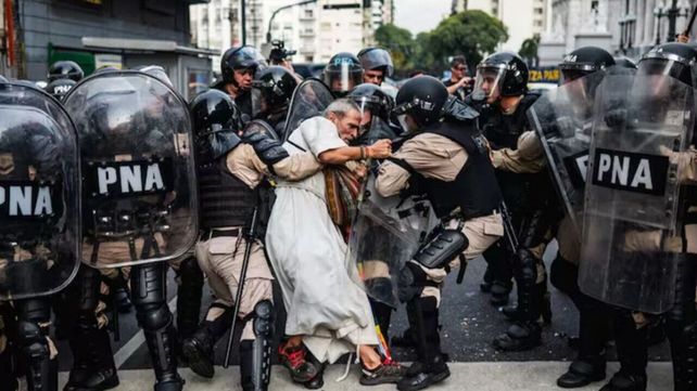 a detención del cura Jorge “Chueco” Romero durante una protesta de jubilados.