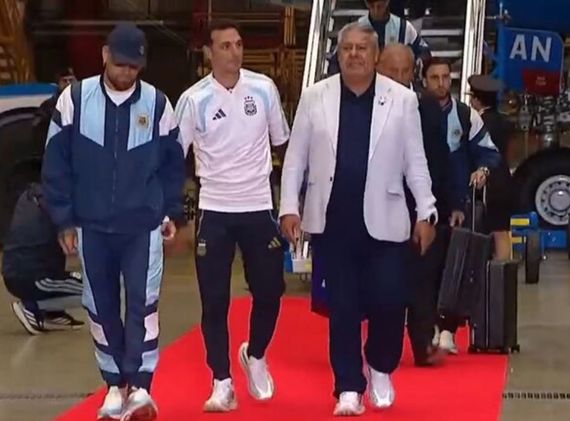 La selección argentina volvió al país y fue recibida por hinchas en Ezeiza