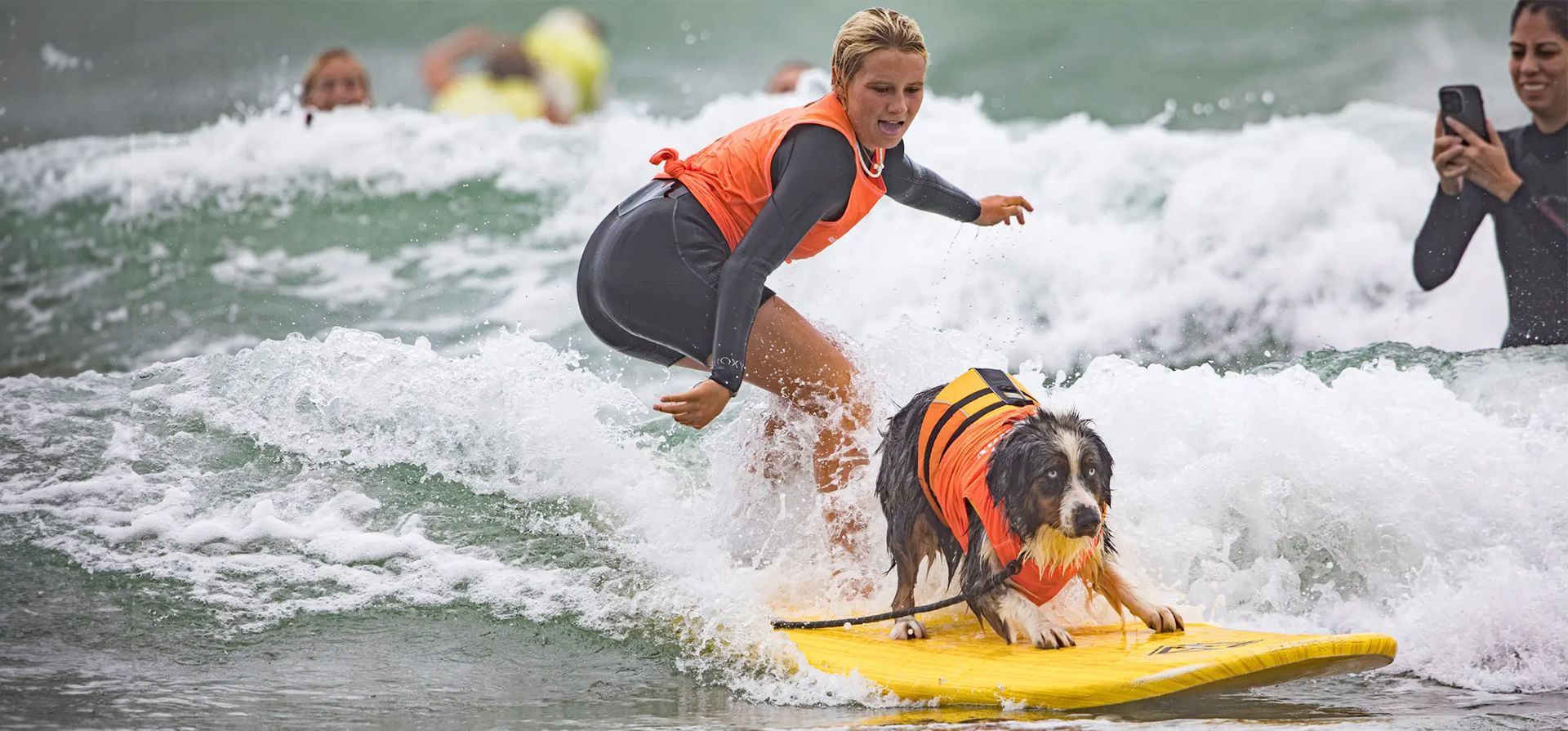 California, Estados Unidos. Maddie Stanton y River compiten en el 18º maratón anual de Surf Dog Surf-a-thon del Helen Woodward Animal Center en Del Mar Dog Beach. Fotografía: Daniel Knighton/Getty Images California, Estados Unidos. Maddie Stanton y River compiten en el 18º maratón anual de Surf Dog Surf-a-thon del Helen Woodward Animal Center en Del Mar Dog Beach. Fotografía: Daniel Knighton/Getty Images