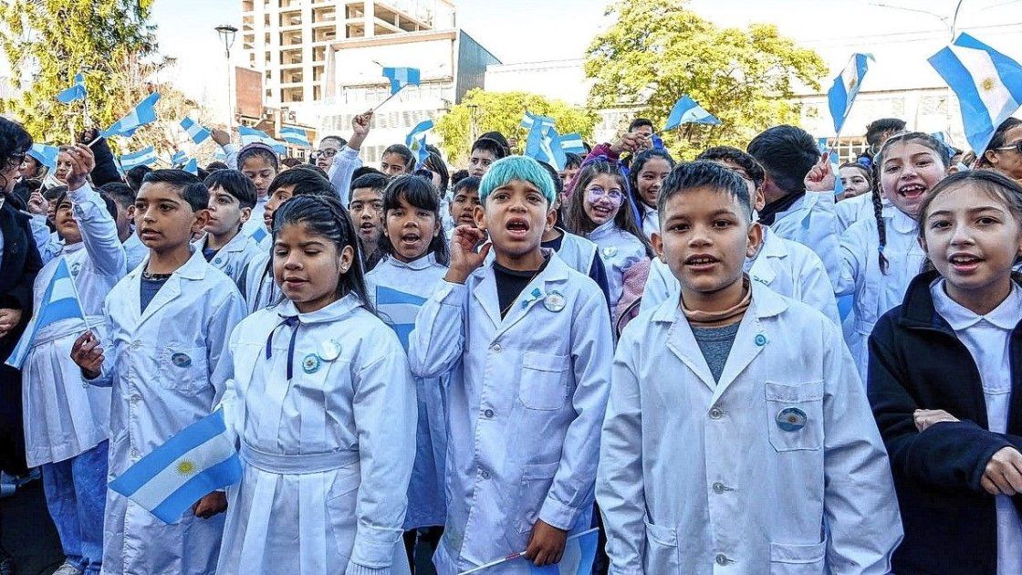 Entre Ríos perdió 18.424 alumnos en primaria y sumó 12.814 en secundaria en 15 años.
