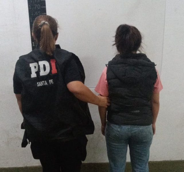 Una mujer de 23 años fue arrestada bajo sospecha de ser la autora de amenazas extorsivas contra una familia.&nbsp;