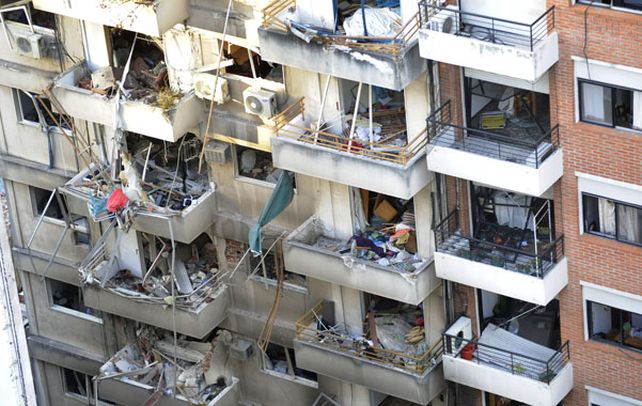 Elocuente. La imagen muestra lo que dejó la explosión en la torre de Salta 2141