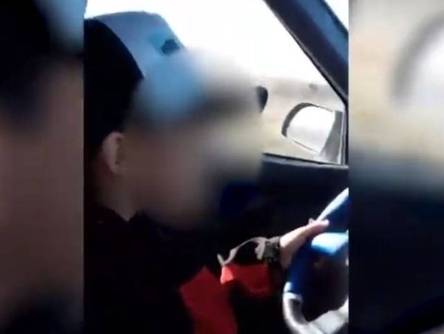 Polémica por el video que muestra a un padre haciendo manejar a su hijo en una ruta a gran velocidad