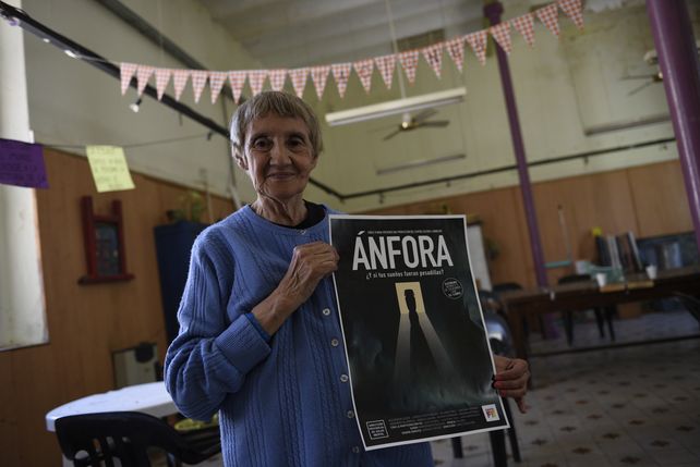 Orgullosa. Una de las participantes de la película posa con el póster de difusión del filme.