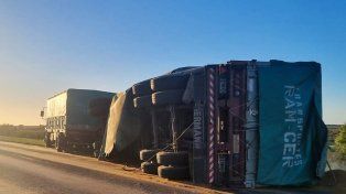 Un camión volcó su semirremolque en la Ruta Nacional 174 este miércoles por la mañana en jurisdicción del departamento Victoria.