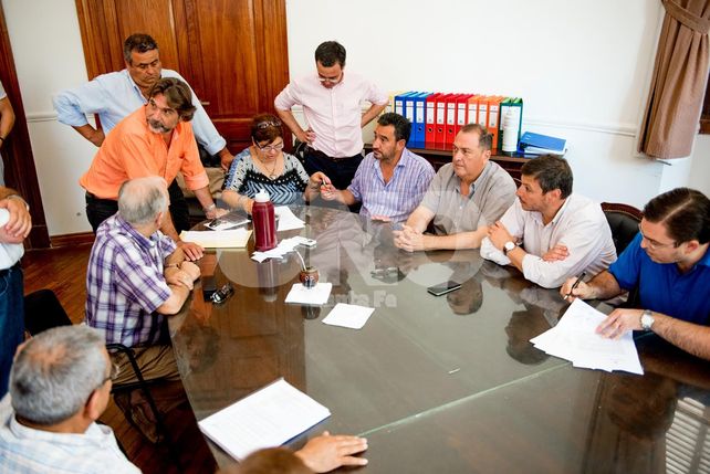 Archivo. Firma del acuerdo 2017 entre los representantes de municipios y comunas y los municipales.