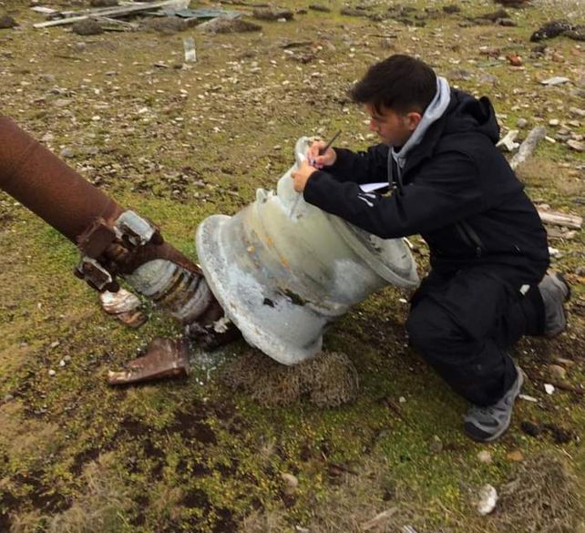 Ezequiel escribió los nombres de los siete tripulantes del Hércules que fallecieron ese fatídico 1º de julio de 1982.