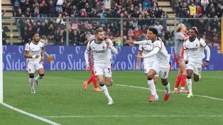 Milan venció a Cremonese en el final y llega con vida al clásico ante Inter