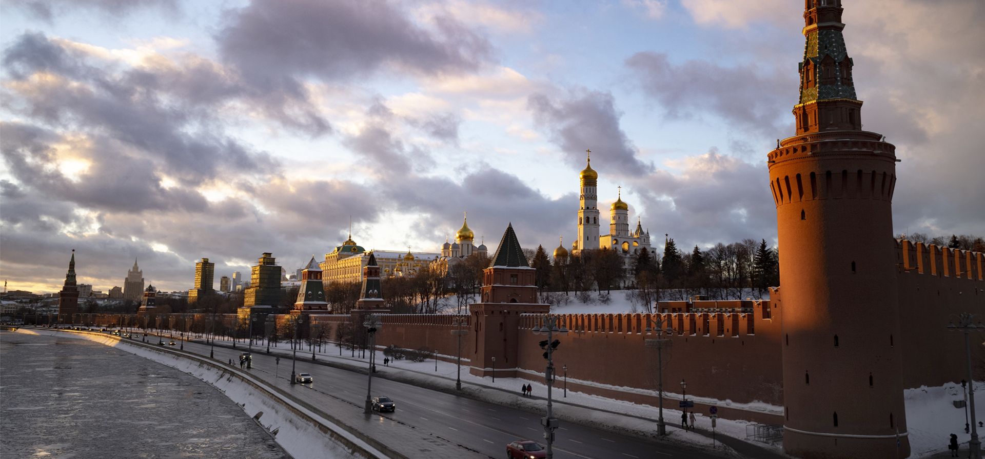 El atardecer ilumina el Kremlin y el río Moscú congelado en Moscú, Rusia.