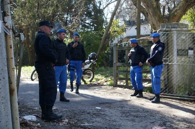 Policías en la puerta de la reserva de Santa Catalina