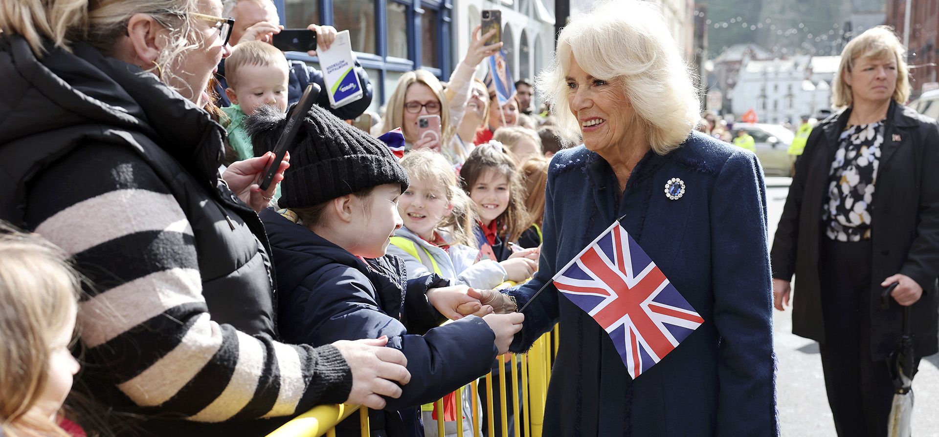La reina Camilla de Gran Bretaña se reúne con el público después de partir del Ayuntamiento de Douglas, en Douglas, Isla de Man, el miércoles 20 de marzo de 2024. (Chris Jackson/Pool vía AP)