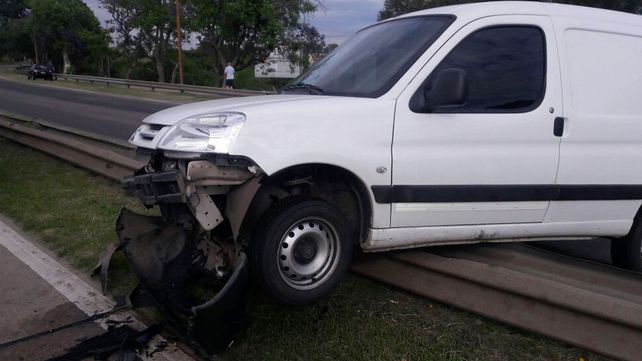 Mordió la banquina y quedó sobre el guardarrail