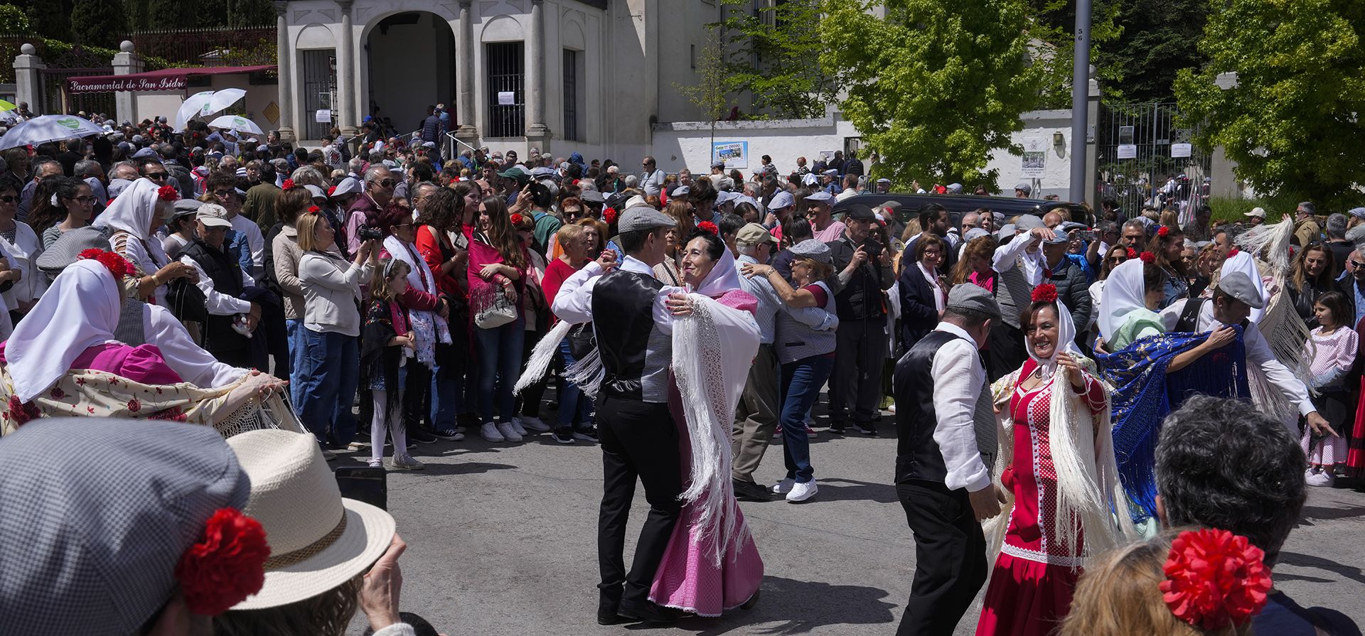 Personas vestidas con trajes regionales de 'Chulapa' y 'Chulapo' bailan en la calle durante las festividades de San Isidro en Madrid, España, el miércoles 15 de mayo de 2024. Las festividades durante el feriado bancario son en honor al santo patrón de Madrid. (Foto AP/Paul White) Personas vestidas con trajes regionales de 'Chulapa' y 'Chulapo' bailan en la calle durante las festividades de San Isidro en Madrid, España, el miércoles 15 de mayo de 2024. Las festividades durante el feriado bancario son en honor al santo patrón de Madrid. (Foto AP/Paul White)