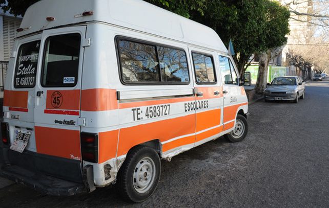 Cada vez hay menos transportes escolares funcionando. Las cuentas no cierran ni para los dueños de las combis ni para los padres.