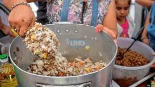 Cada vez más personas acuden a comedores barriales para poder alimentarse.