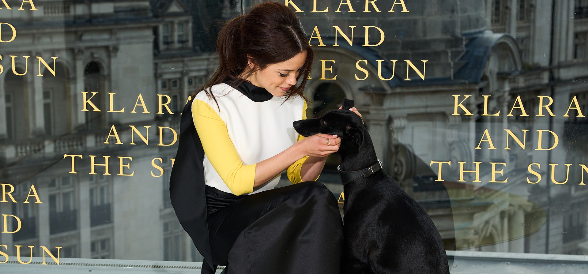 Jenna Ortega junto al perro Sig a su llegada a la sesión de fotos de la película "Klara and the Sun", en el marco del Festival de Cine de Londres, el miércoles 14 de octubre de 2026. (Foto de Scott A Garfitt/Invision/AP) Jenna Ortega junto al perro Sig a su llegada a la sesión de fotos de la película "Klara and the Sun", en el marco del Festival de Cine de Londres, el miércoles 14 de octubre de 2026. (Foto de Scott A Garfitt/Invision/AP)