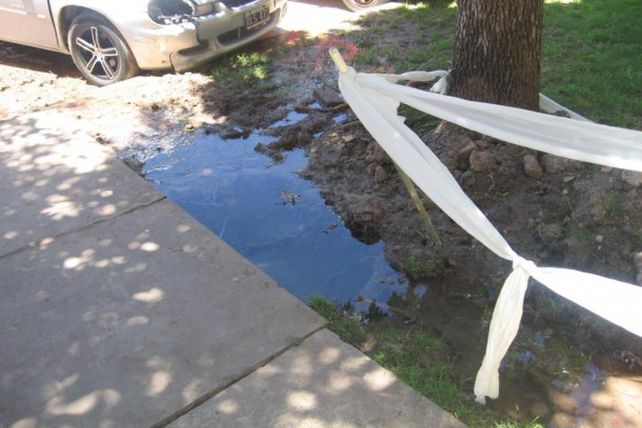 Vecinos preocupados por un pozo inundado y por el que pasan cables de la luz