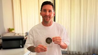 Messi recibió una de las medallas acuñadas en el marco de la celebración del Tricentenario de Rosario