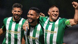 Banfield goleó y pasó de fase.