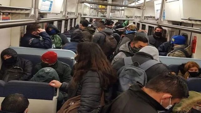 Postal de días atrás en un tren del conurbano de Buenos Aires. En el Amba