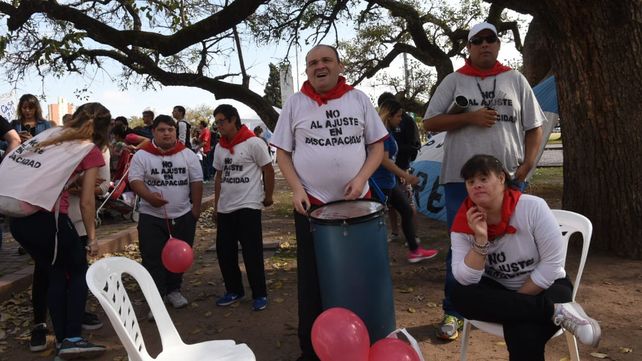 Multitudinaria protesta frente al Monumento contra los recortes en discapacidad