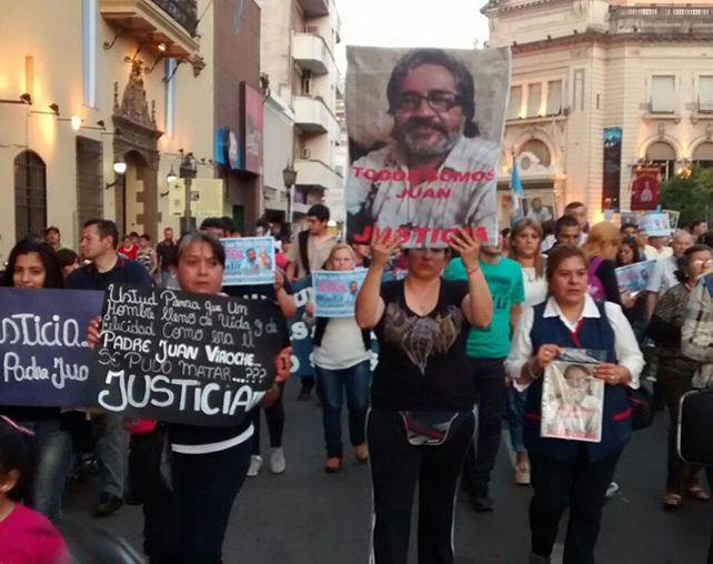 Juan Viroche. Los tucumanos reclaman por la muerte del sacerdote.