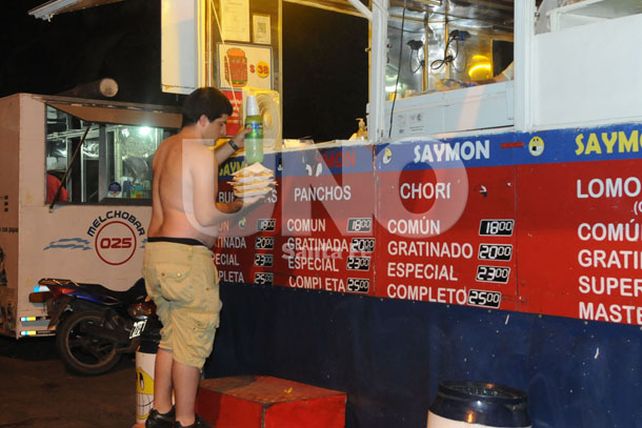 Postal santafesina: noches de verano en familia en los carribares de la costanera