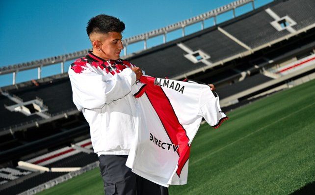 Thiago Almada firmó con River hasta 2030 y ya se prepara para su debut