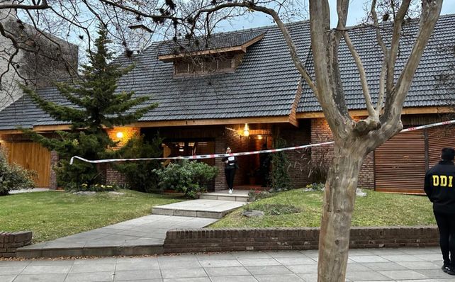 La vivienda del matrimonio atacado en San Antonio de Padua. A la derecha se observa el ventanal por el que ingresaron los delincuentes.