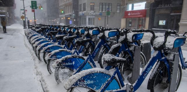 Bicicletas de alquiler cubiertas de nieve cerca de Union Square durante la tormenta de nieve en Nueva York. Una poderosa tormenta del noreste barrió la costa este, amenazando con enterrar partes de 10 estados bajo una nieve profunda.