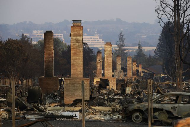 Devastación. Las típicas casas de madera arden hasta los cimientos y sólo quedan en pie las chimeneas.&nbsp;