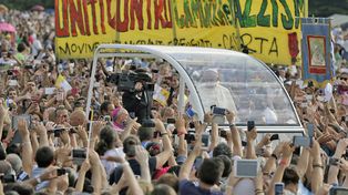 El Papa volvió a cargar contra la mafia en Nápoles
